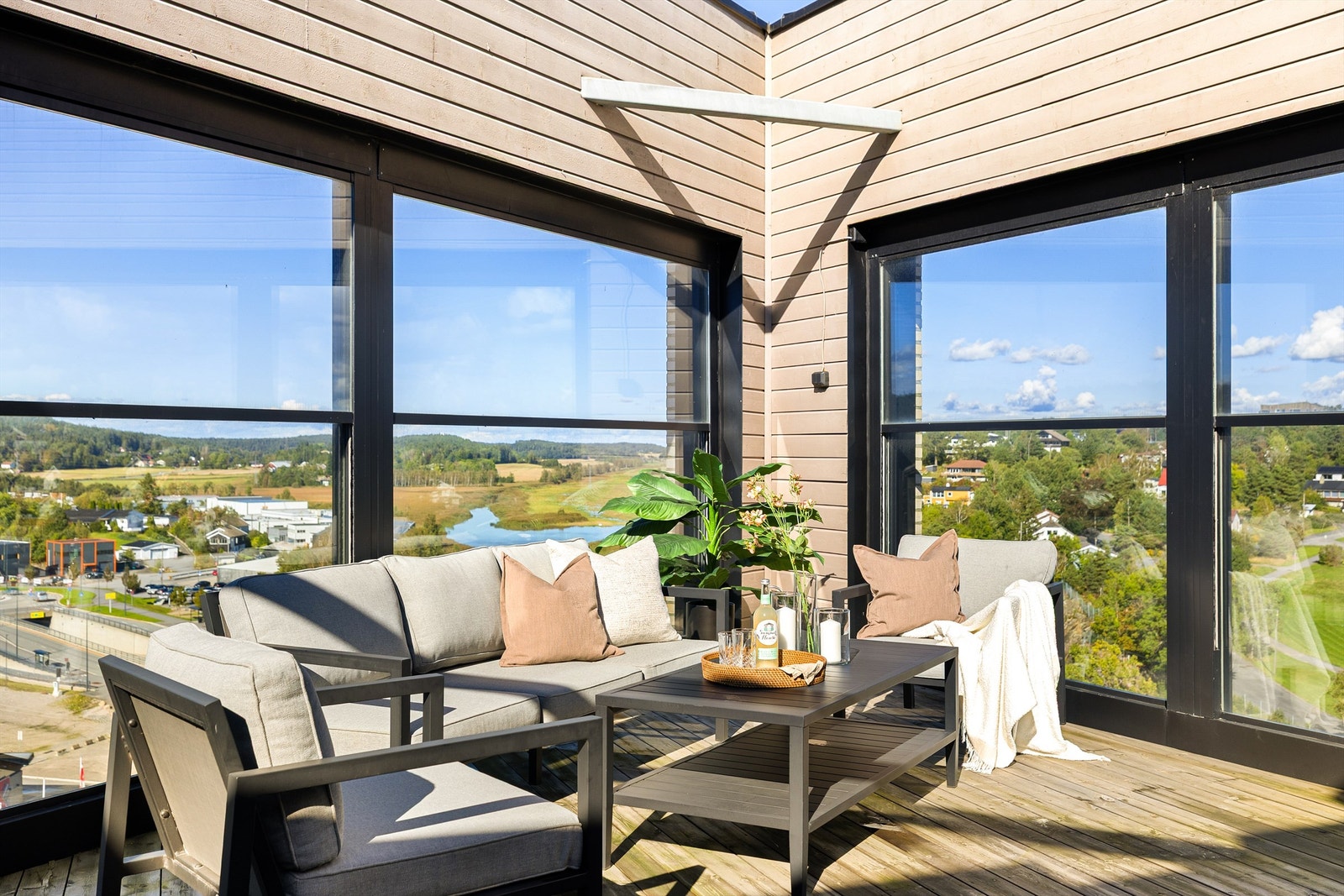 Med panoramavinduenes hev/senk funksjon kan takaltanen enkelt gjøres mer luftig, eller motsatt skjermet på vindfylte dager. Galleribilde