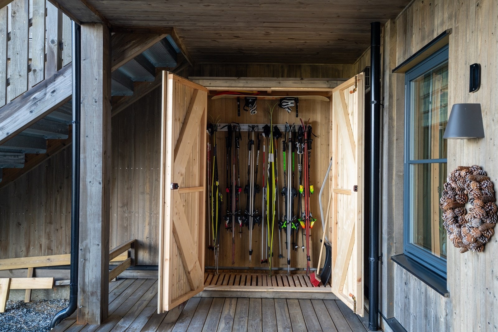 Utvendig finner man også en enkel skistall som er oppsatt av treverk. Galleribilde