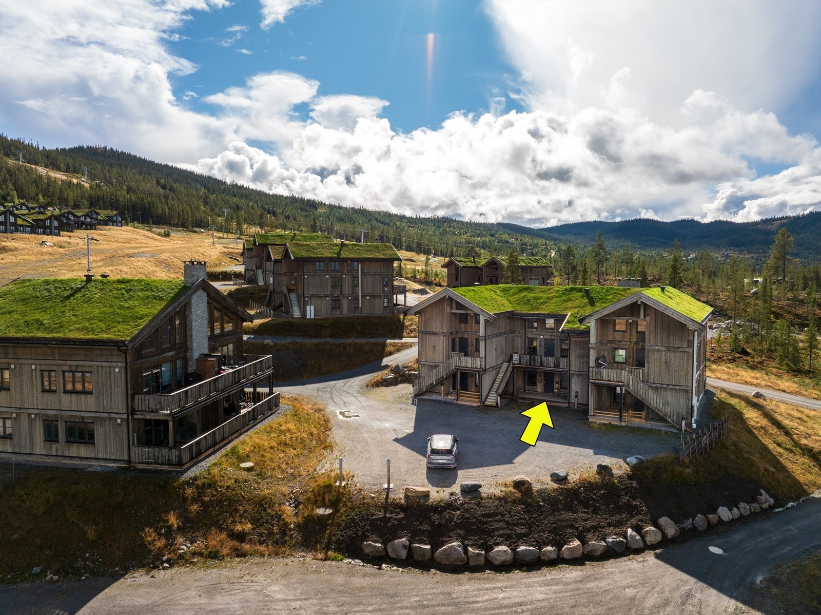 Leiligheten ligger i 1. etasje, med parkering rett utenfor leiligheten! Galleribilde