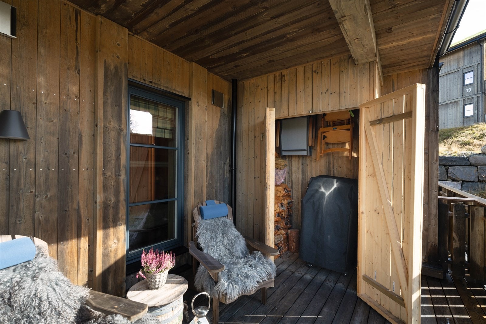 Ekstra utebod etablert for praktisk lagring av utemøbler. Galleribilde