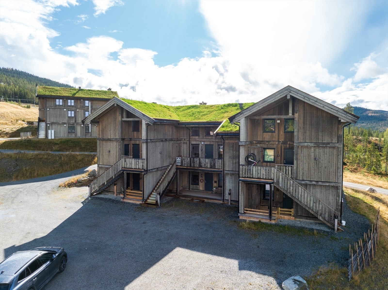 Tilhørende parkeringsplass med elbillader. Det er også gjesteparkeringsplasser. Galleribilde