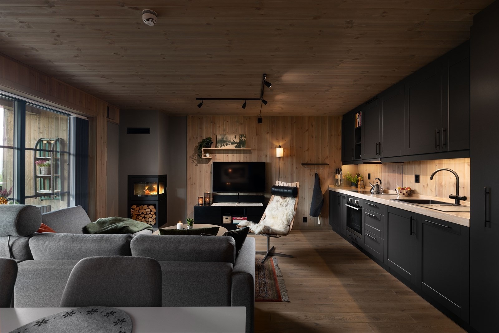 Stua er svært hyggelig med store vindusflater og naturlig delt inn i en salongdel og spisestuedel. Galleribilde