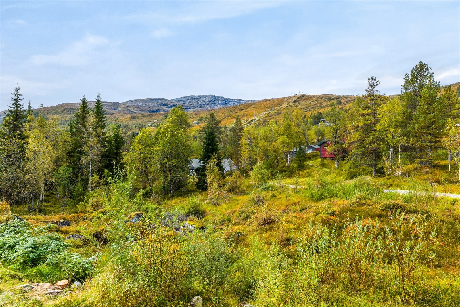 Fra Bergen er det ca 1 times kjøring, og den korte avstanden gir gode muligheter for hyppig bruk av eiendommen hele året. Galleribilde
