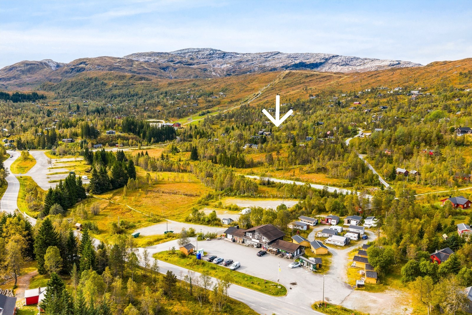 Gamle NAF'en er blitt Kvamskogen´s Landhandleri og her kan man kjøpe ferske bakevarer, spennende lokalproduserte varer og ellers nyte godt av et variert varetilbud. Galleribilde