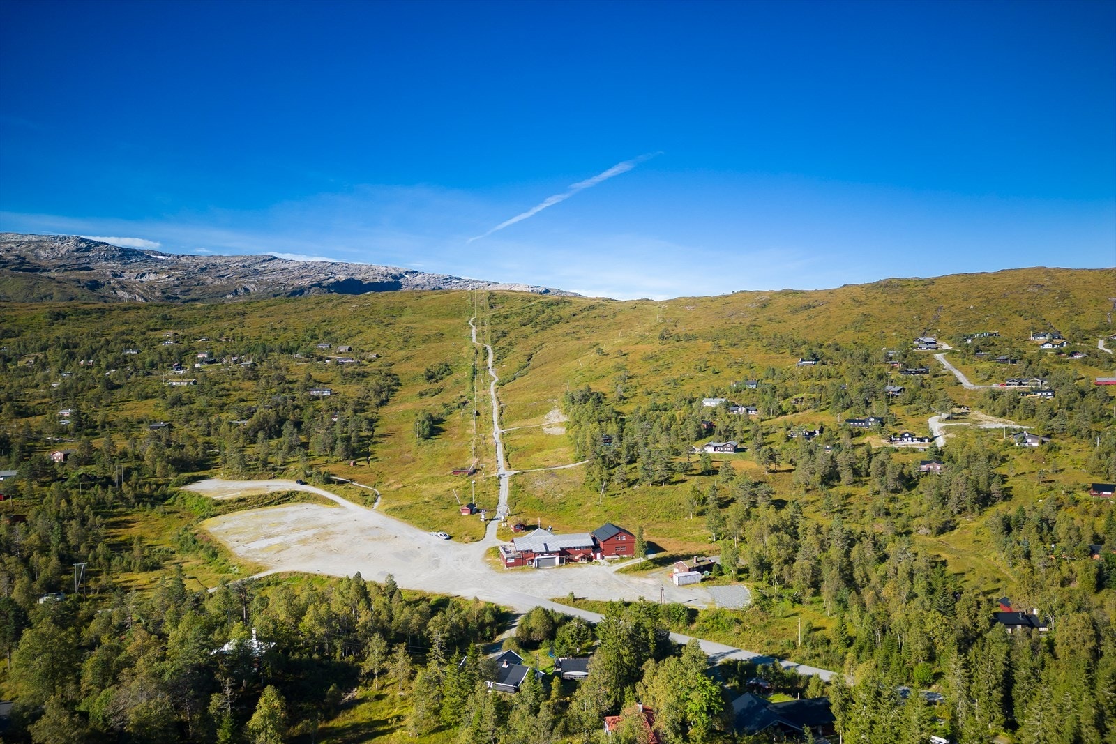 Det er innkjørsel ved NAF'en og sommervei frem til tomten. Galleribilde