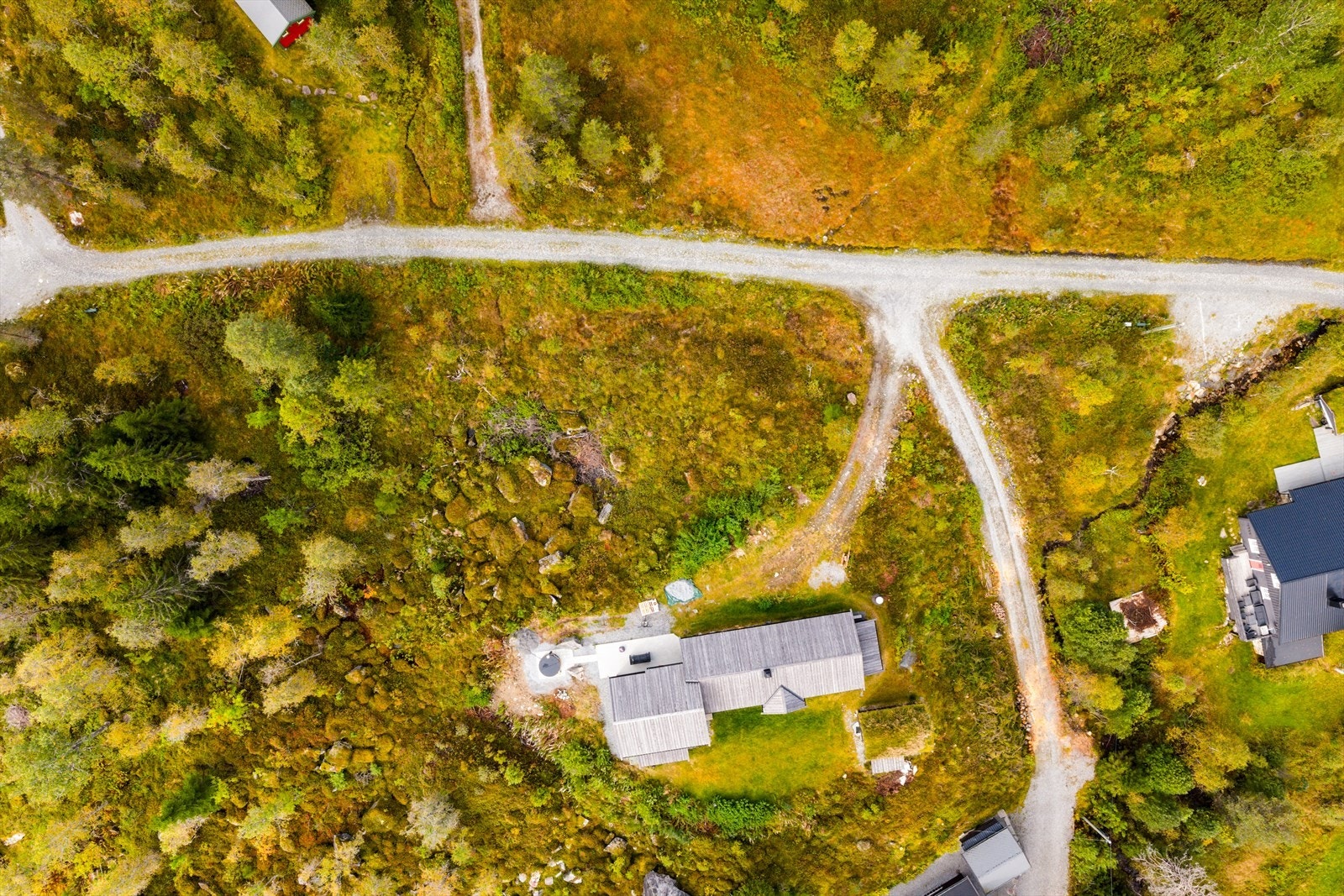 Ca. 18 min kjøring til Norheimsund der en finner alle servicetilbud, og også en fin badestrand. Galleribilde
