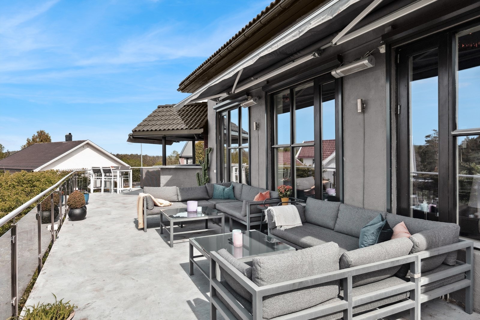 Den store terrassen gir mulighet for både avslapning og underholdning - her kan du nyte måltider utendørs i lune og skjermede omgivelser. Galleribilde