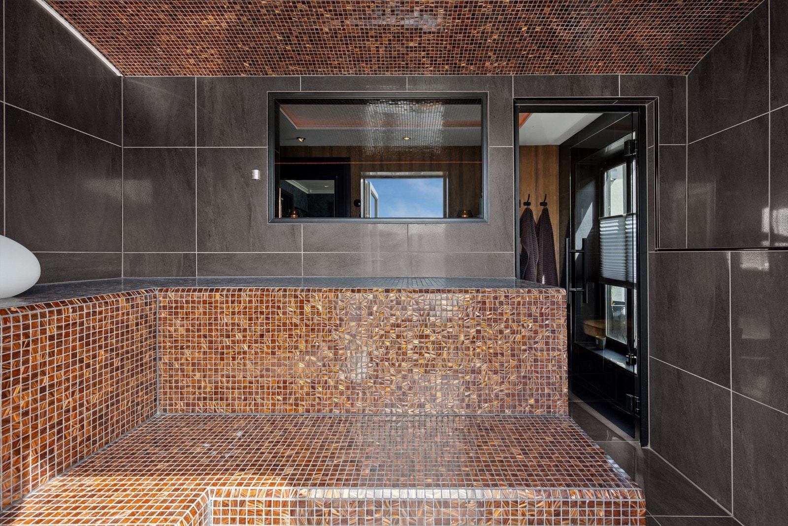 Et unikt kombinasjonsrom for både praktiske gjøremål og avslapning, hvor vaskeromsdelen og spaavdelingen er sømløst integrert i ett og samme rom. Galleribilde