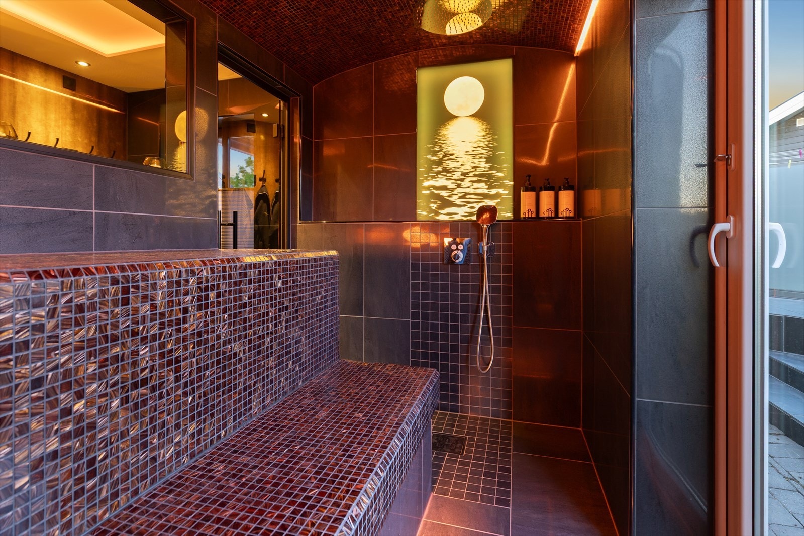 Fra steamrommet har man direkte utgang til et privat uteområde med boblebad - en herlig forlengelse av spa-sonen hvor velvære står i fokus. Galleribilde