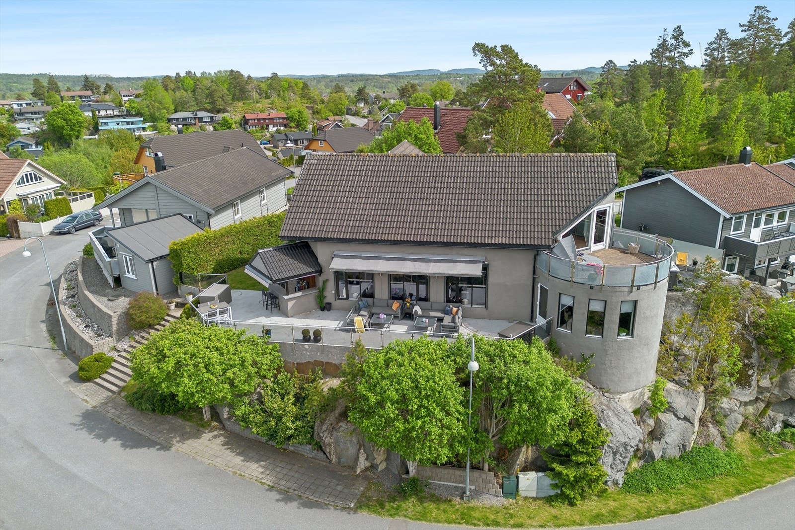 Nærområdet byr på en god kombinasjon av natur og bynærhet, med nærhet til skoler, barnehager, dagligvare og kollektivtransport. Galleribilde
