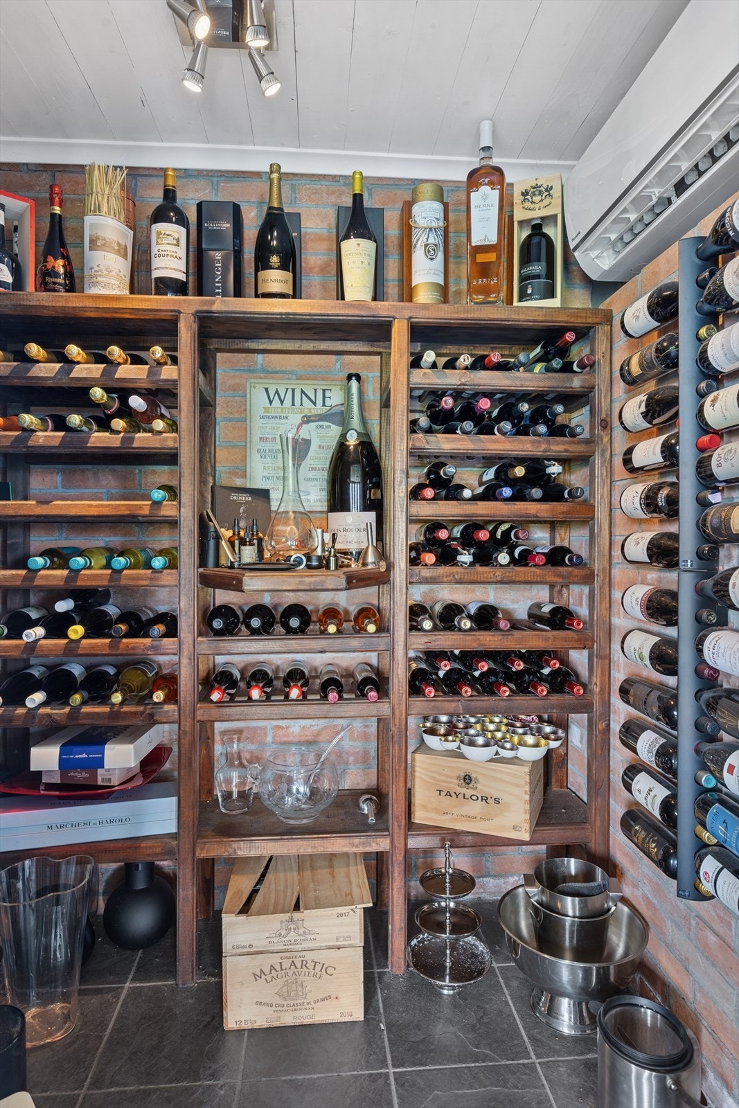 Fra kjøkkenet er det direkte adkomst til et vinrom på 2,1 kvm - et svalt og stemningsfullt rom. Galleribilde