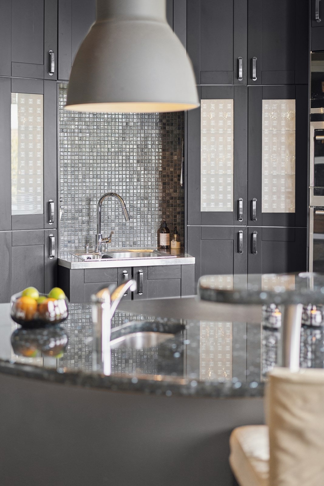 Originalt kjøkken fra byggeåret med sprøytemalte fronter i 2017, gasskoketopper og ventilator med avtrekk til yttervegg - funksjonelt og tidløst. Galleribilde