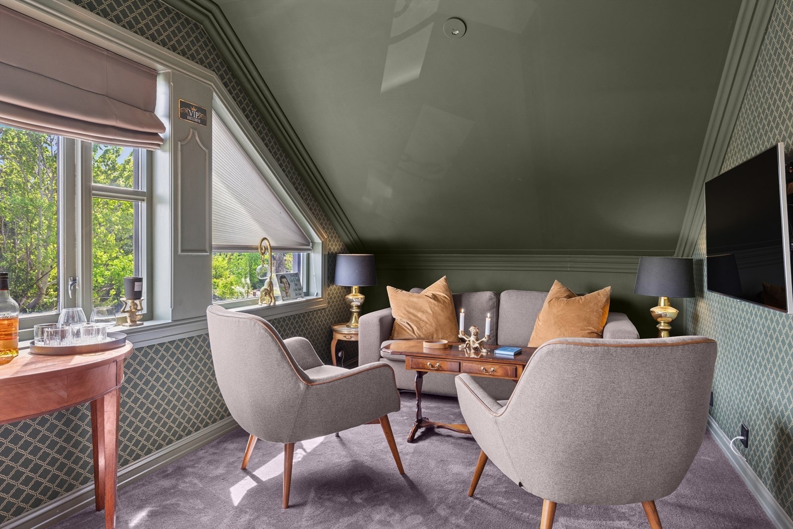 Kontoret i andre etasje har god plass og mange muligheter, og kan enkelt tilpasses som både hjemmekontor eller soverom. Galleribilde