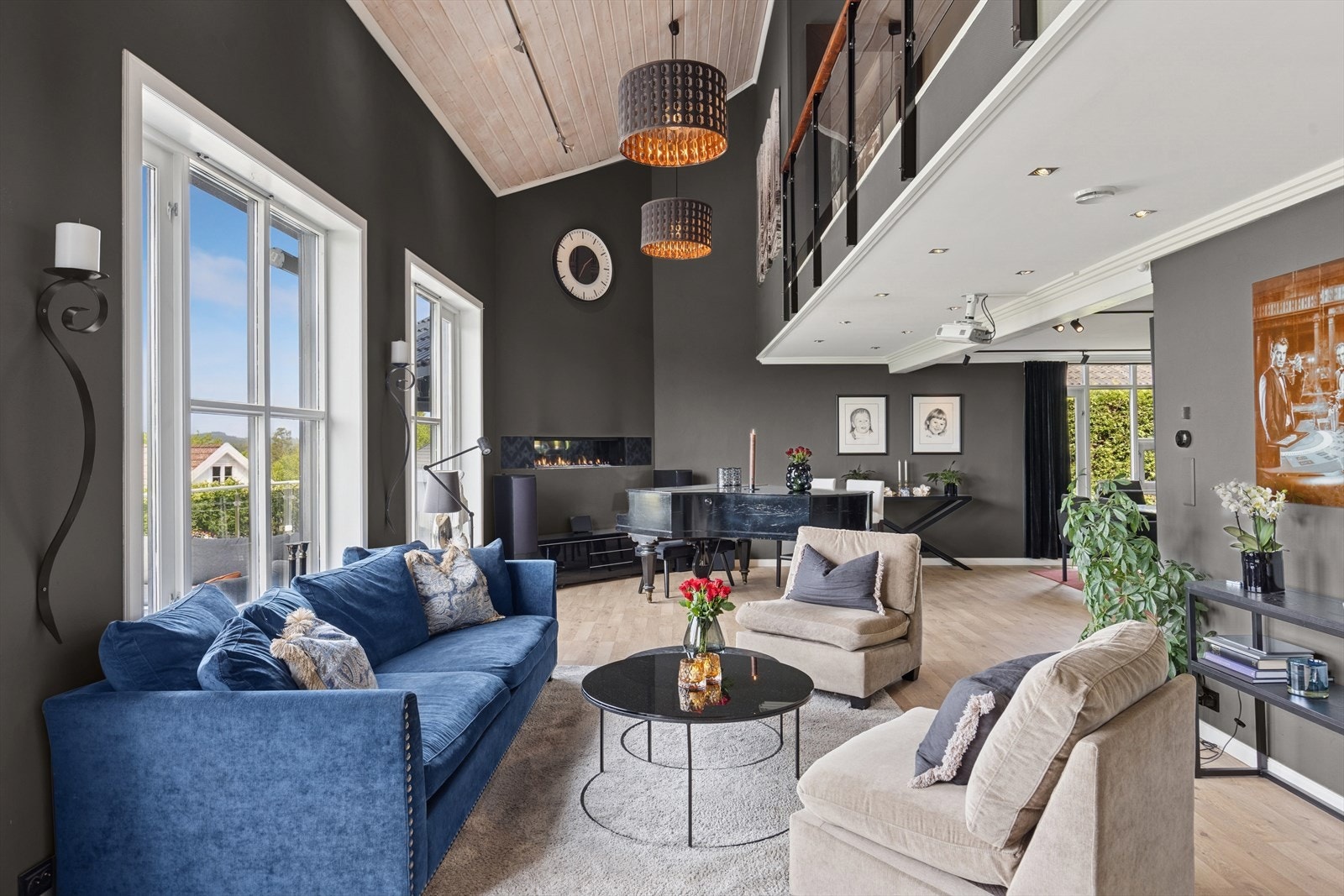 Stuen er naturlig delt inn i flere soner, noe som gir fleksible møbleringsmuligheter tilpasset ulike behov og livsstil. Galleribilde