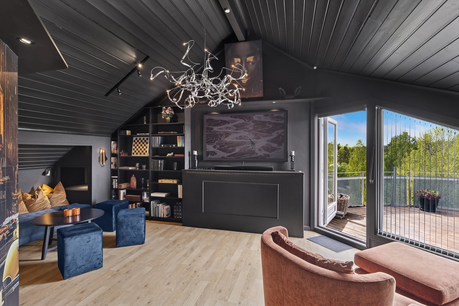 En lun og tilbaketrukket loftstue med vakker utsikt - perfekt som TV-stue, lesekrok eller avslapningssone. Galleribilde