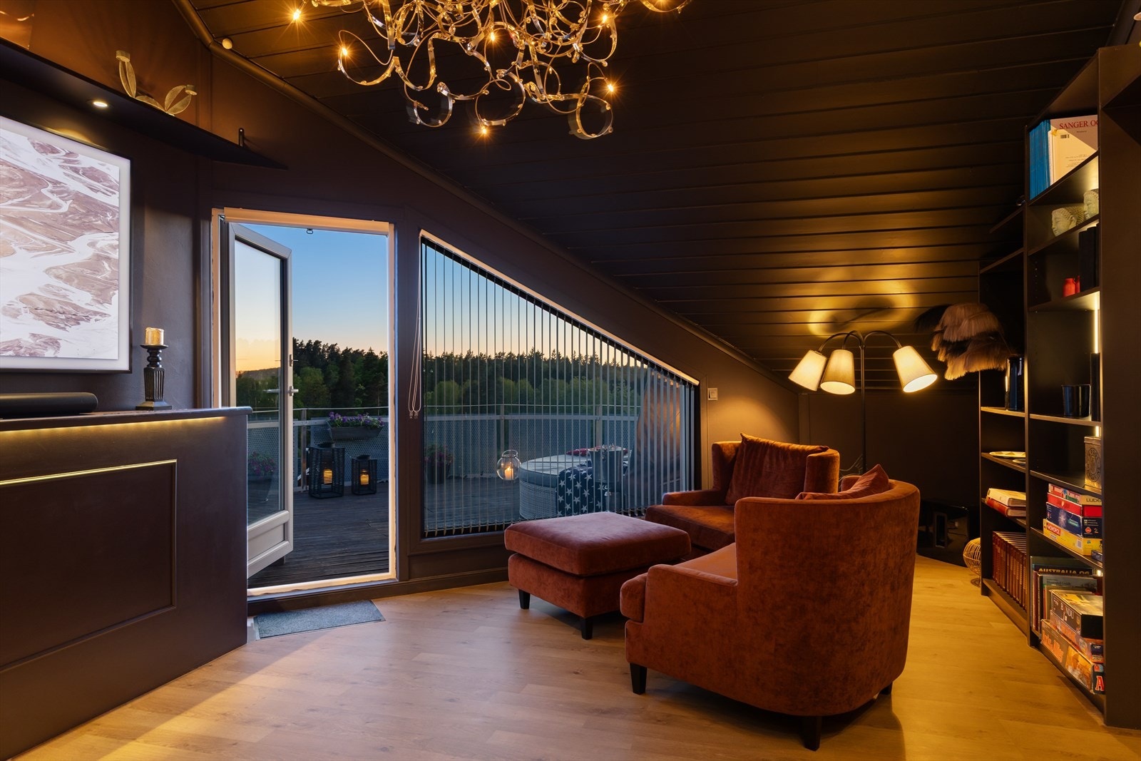 Fra stuen i andre etasje har du utgang til en romslig balkong og nydelig utsyn - et ekstra oppholdsrom med mange bruks muligheter. Galleribilde