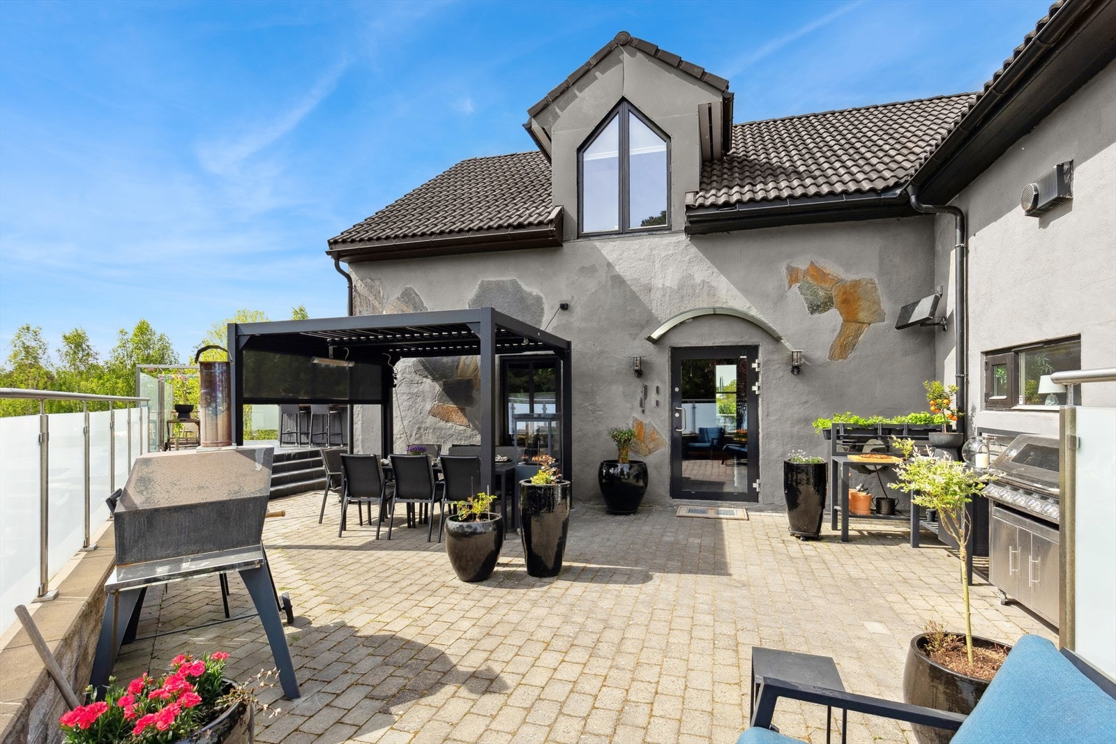 Et funksjonelt og pent opparbeidet inngangsparti med direkte tilgang til både bolig og garasje - ideelt for hverdagslogistikk i all slags vær. Galleribilde