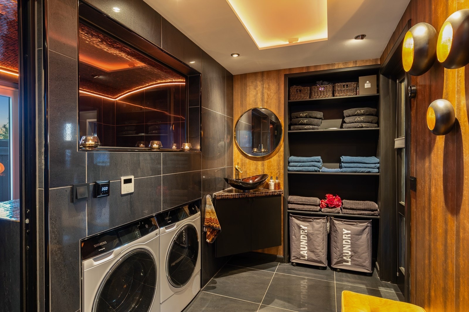 Her er det god plass til både vaskemaskin og tørketrommel, servant - og en åpen garderobeløsning for praktisk oppbevaring. Galleribilde