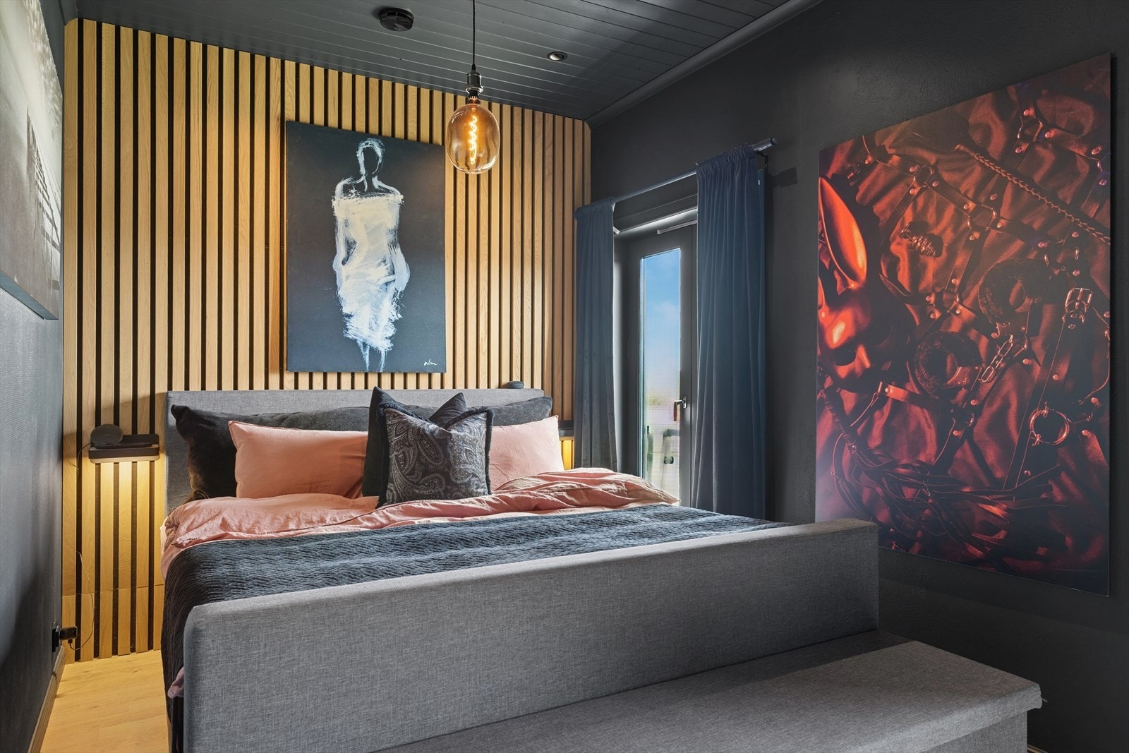 Et stilfullt soverom med lune, mørke fargetoner og en dekorativ spilevegg - en moderne og behagelig sone for hvile og ro. Galleribilde