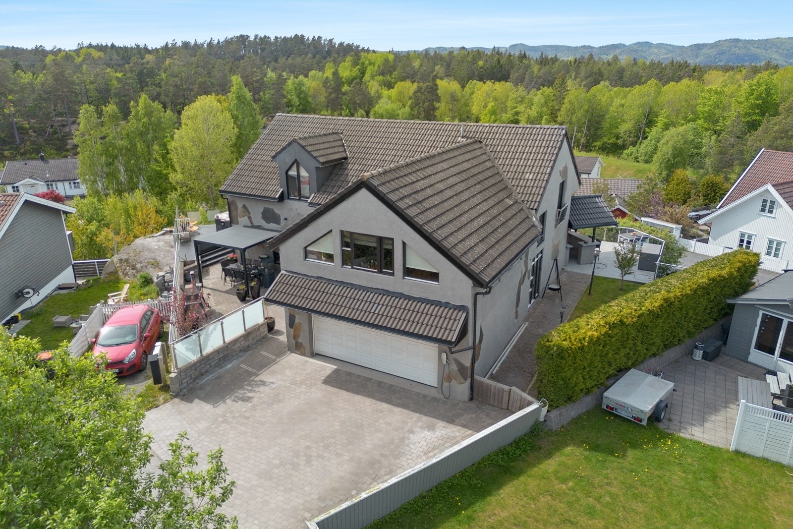 Her bor du i et etablert nabolag med lite gjennomgangstrafikk, flotte turmuligheter og kort vei til det meste. Galleribilde