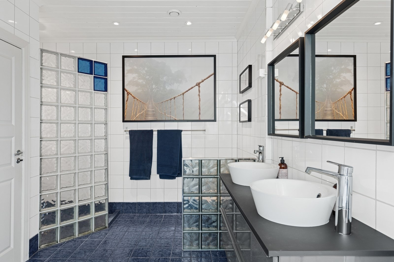 Romslig bad på 10,8 kvm med dusjhjørne, hjørnebadekar og vegghengt toalett - her er det plass til hele morgenrutinen. Galleribilde