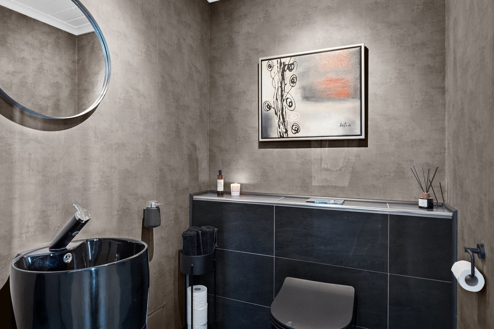 Praktisk toalettrom med moderne uttrykk, pusset opp i 2019. Flislagt gulv og vegghengt toalett gir et rent og stilfullt inntrykk, med ventilasjon via boligens balanserte system. Galleribilde