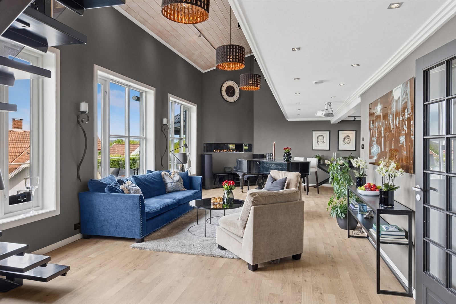 Hovedstuen på hele 68 kvm gir rikelig med plass til både sofagruppe og stort spisebord - perfekt for både rolige kvelder og sosiale sammenkomster. Galleribilde