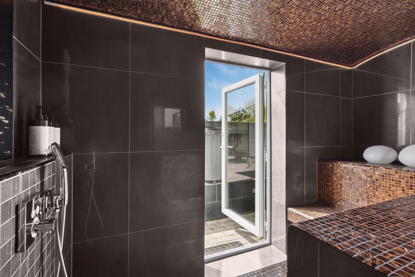 Steamrommet er bygget som et rom i rommet med mosaikkfliser, varmekabler og buede vegger - et eksklusivt hjemme-spa med 9 kW steamaggregat. Galleribilde