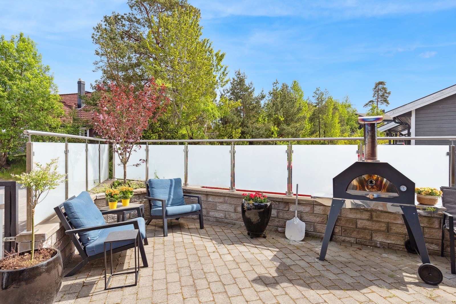 Inngangspartiet fremstår ryddig og velholdt. Galleribilde