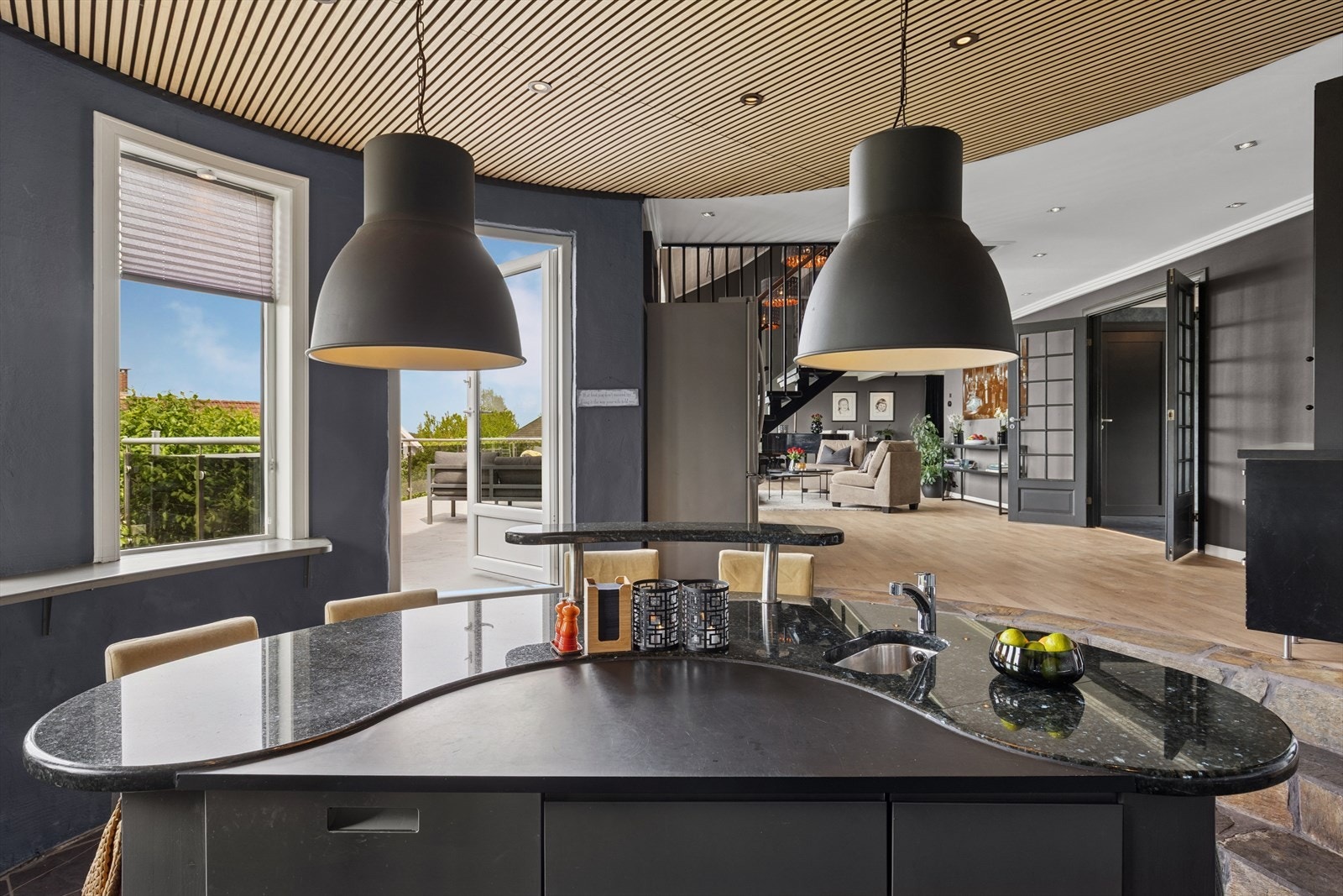 Fra kjøkkenet er det direkte utgang til en romslig terrasse med markise og barløsning - perfekt for lange sommerkvelder. Galleribilde