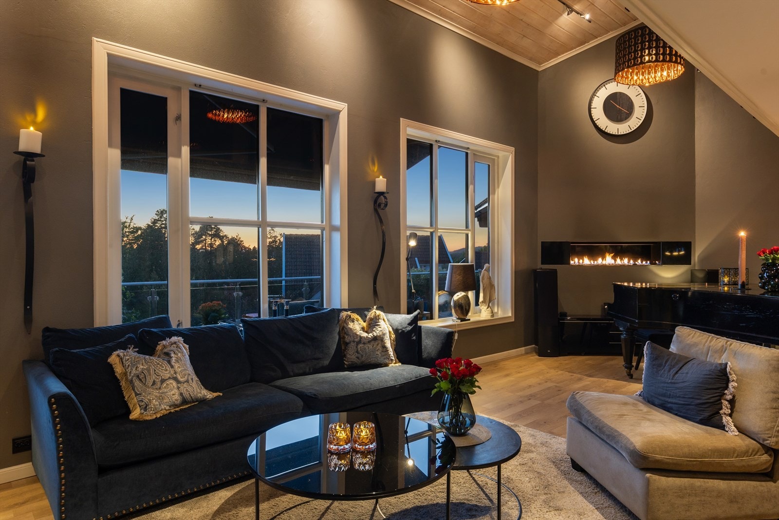 Stuen er meget lun og koselig på kveldene. Galleribilde