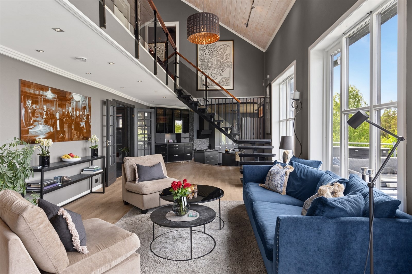 Med store vindusflater og åpen planløsning oppleves stuen som luftig og lys - et naturlig samlingspunkt i hjemmet. Galleribilde