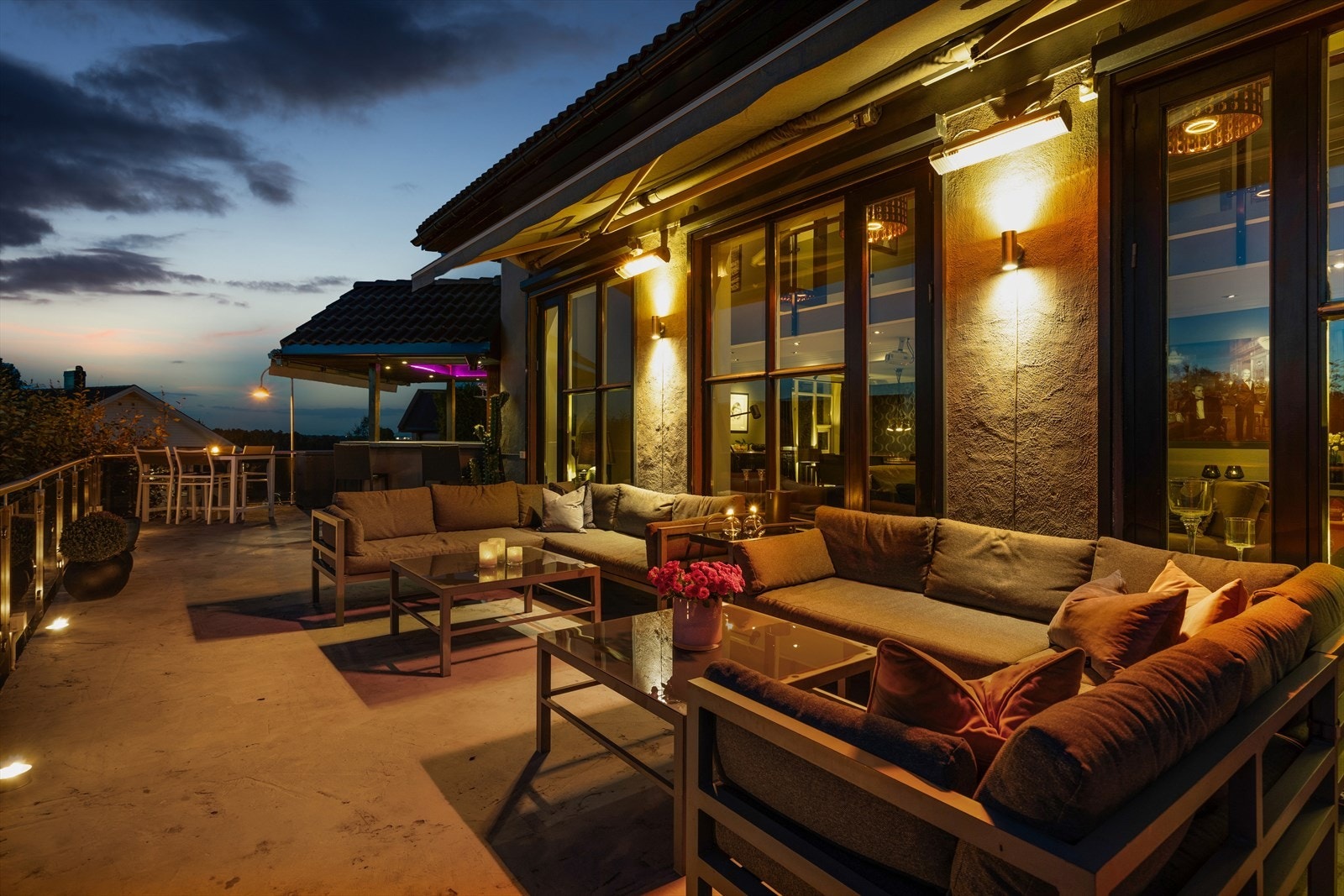 Terrassen utenfor kjøkkenet byr på god plass til utemøblering, og med bred markise og integrert barløsning er dette et perfekt sted for sommerlige sammenkomster. Galleribilde