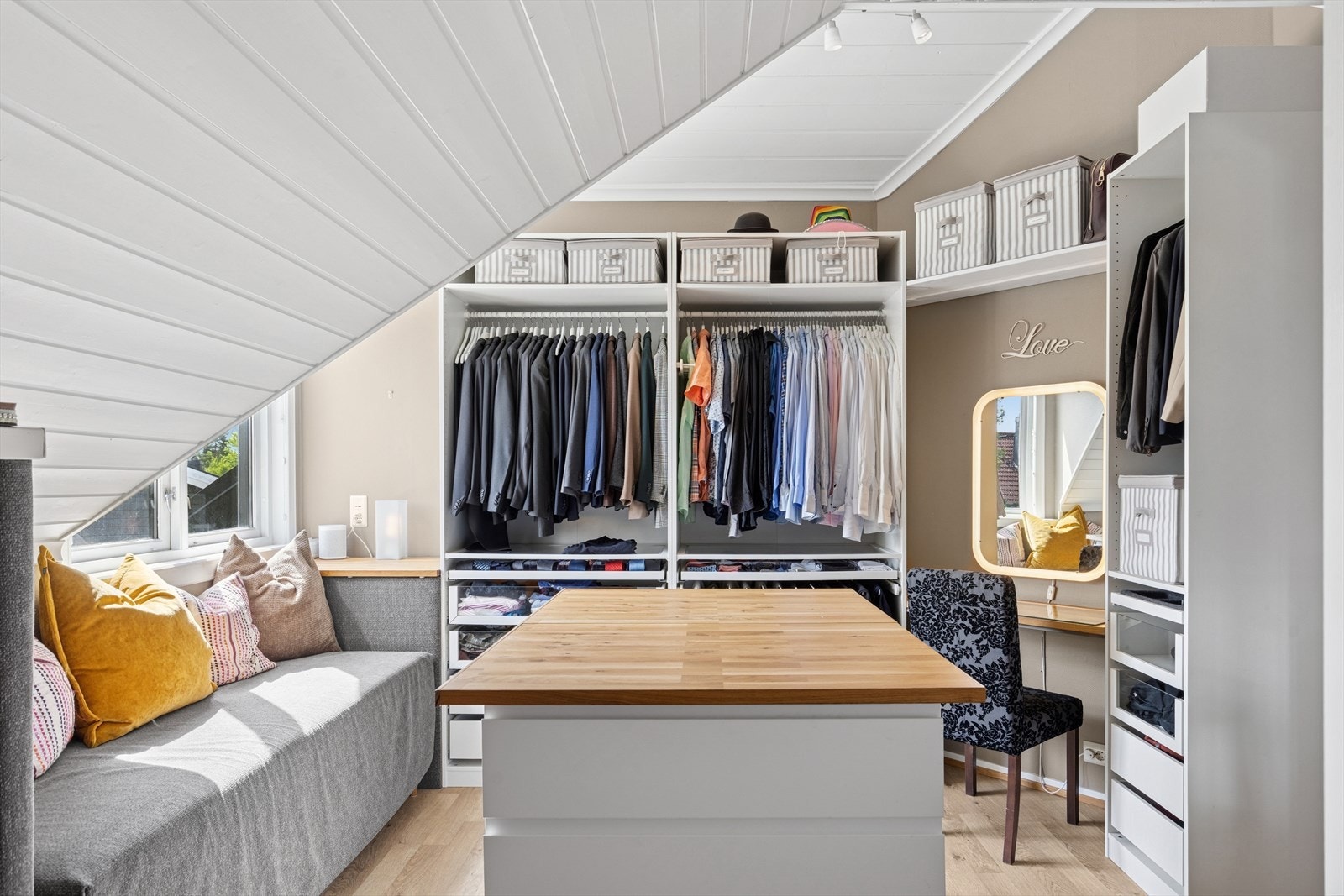 Fra badet er det direkte tilgang til et romslig walk-in-closet - en praktisk og luksuriøs løsning med god oppbevaringsplass. Godkjent som soverom Galleribilde