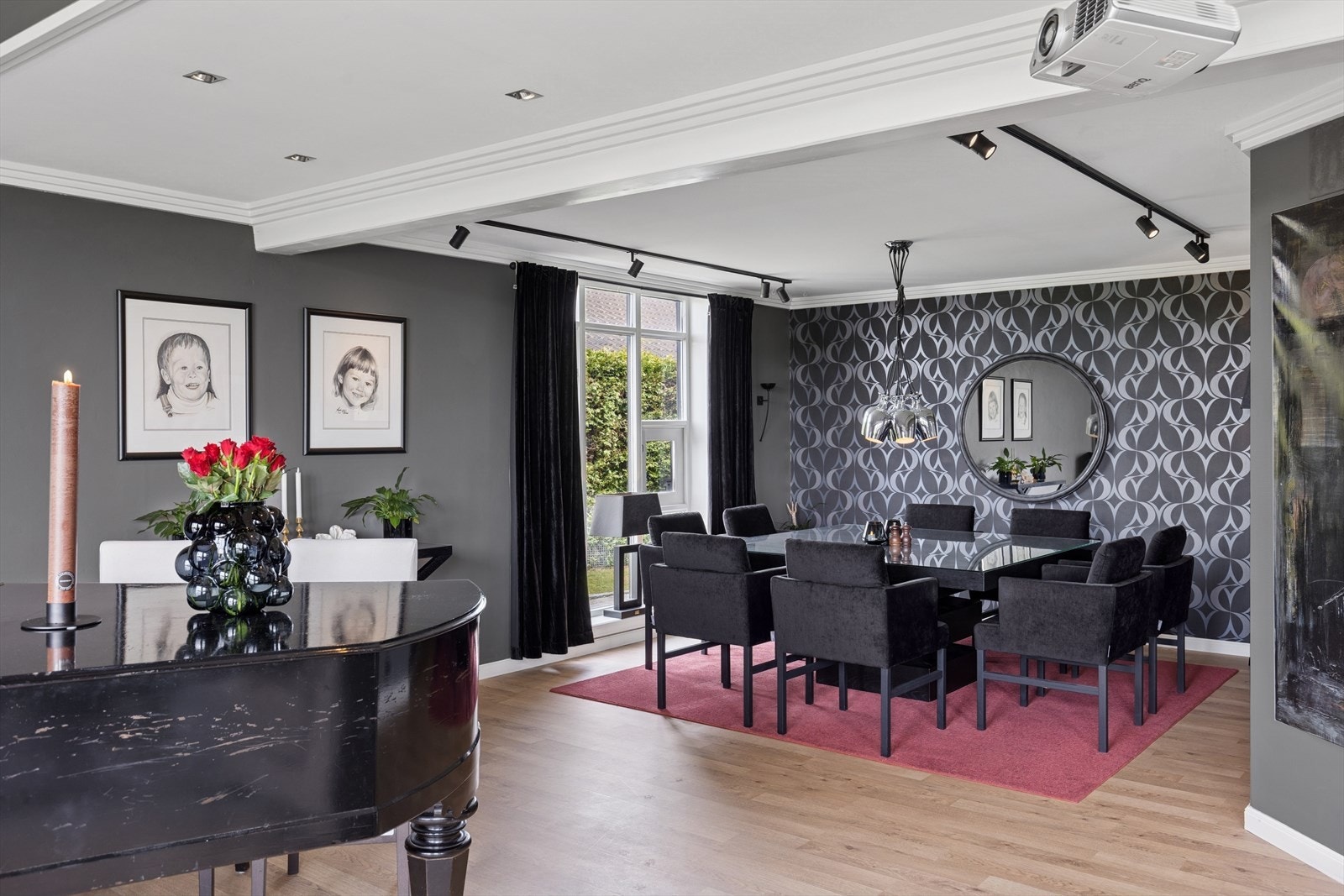 Her er det rikelig med plass til et stort spisebord - ideelt for lange middager med familie og venner i en romslig og innbydende atmosfære. Galleribilde