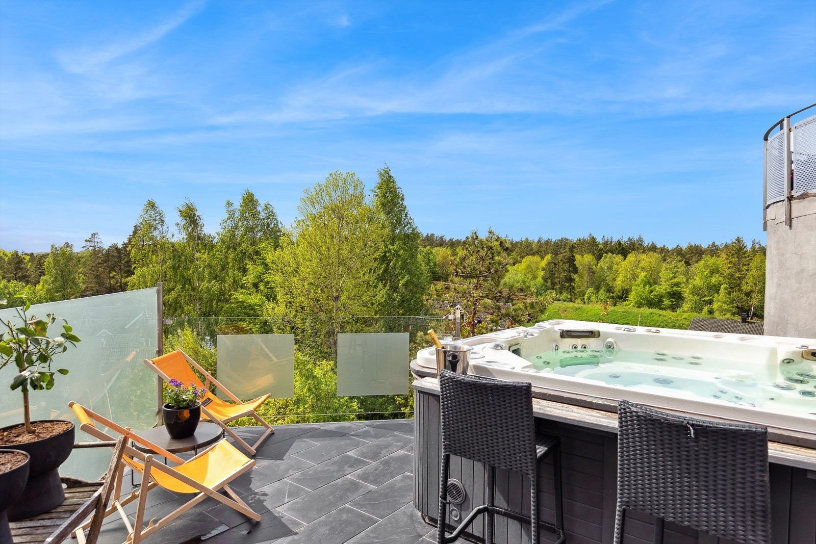 Det utvendige boblebadet ligger på en flislagt platting med glassrekkverk og byr på en fredelig sone for avslapning - med vakker utsikt som rammer inn opplevelsen året rundt. Galleribilde