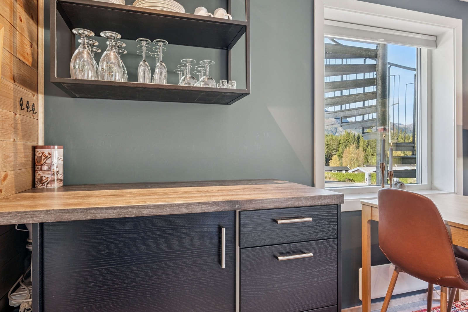 Kjøkkenkrok med kjøleskap og skuffer Galleribilde