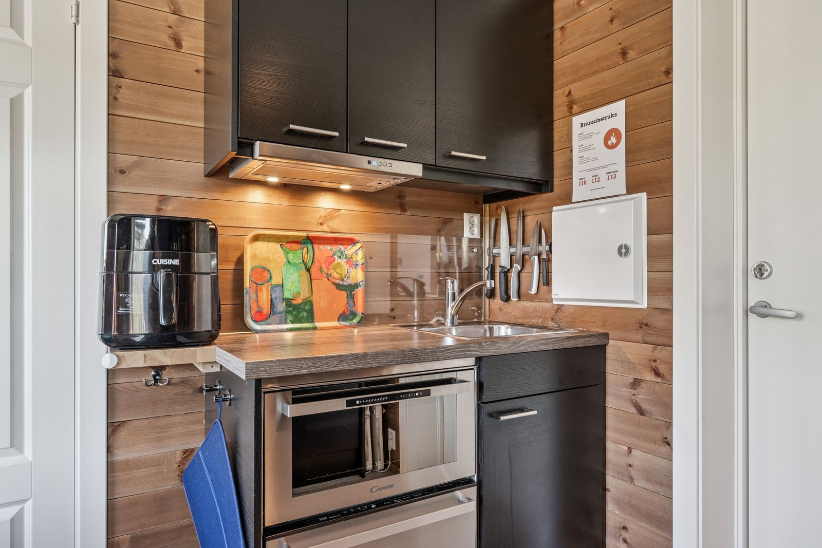 Kjøkkenkrok med airfryer og liten oppvaskmaskin. Galleribilde