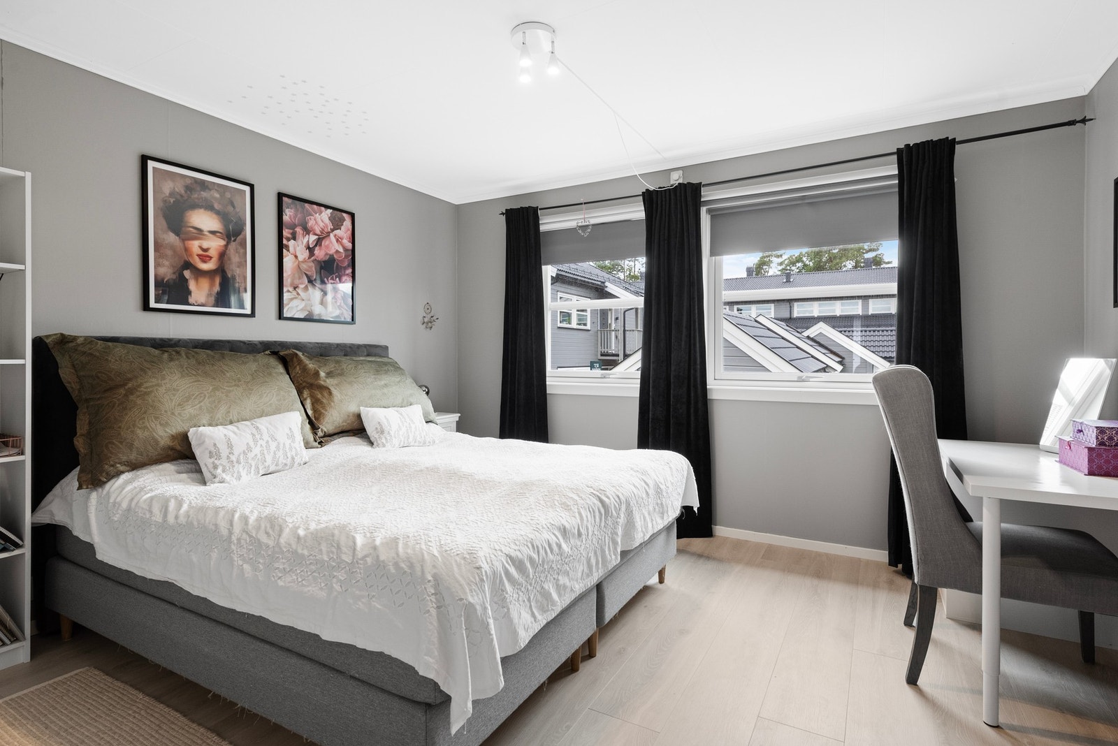 Soverom av god størrelse med plass til dobbeltseng og garderobeløsning Galleribilde