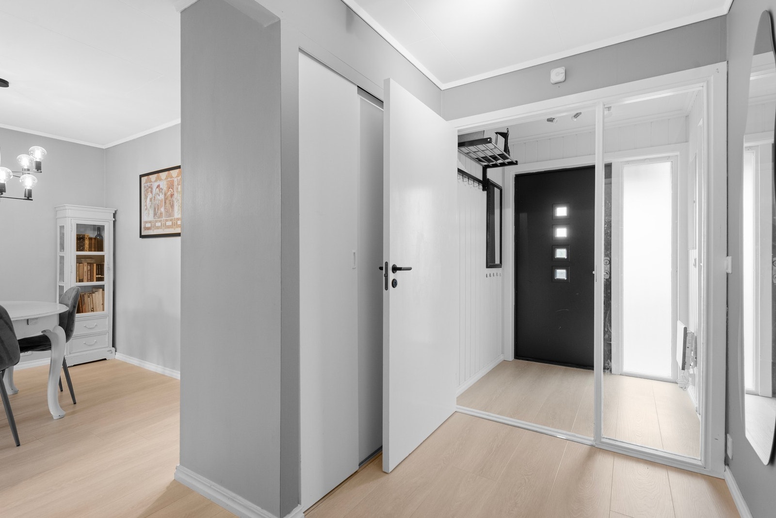 Velkommen inn! Romslig og lys entré med praktisk vindfang og tilknytning til innvendig bod. God plass til garderobe og oppbevaring Galleribilde