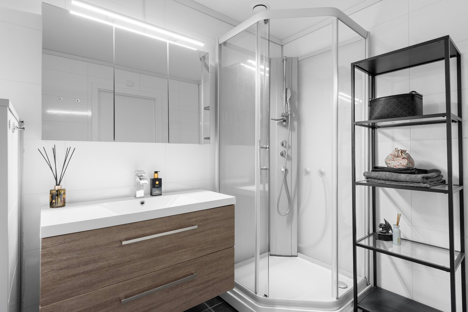 Tidløst baderom med lyse fliser - rent og pent uttrykk Galleribilde