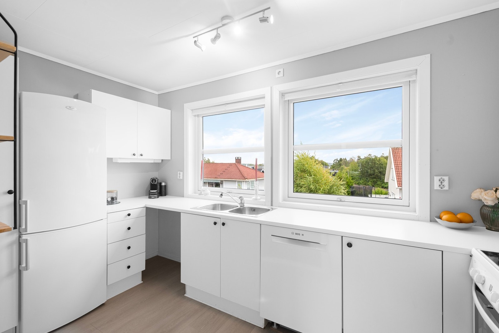 Kjøkkenet har en funksjonell utforming og er tilrettelagt for effektiv matlaging Galleribilde