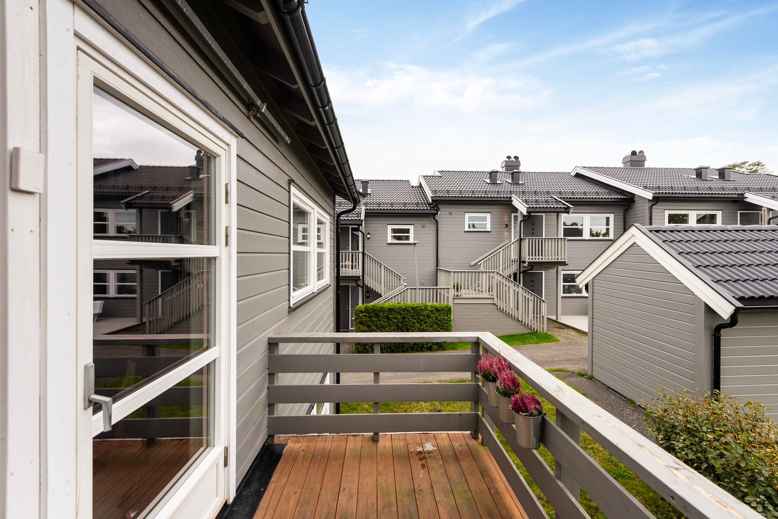 Balkongen er ca. 7 kvm, så her har du god plass til møblement Galleribilde