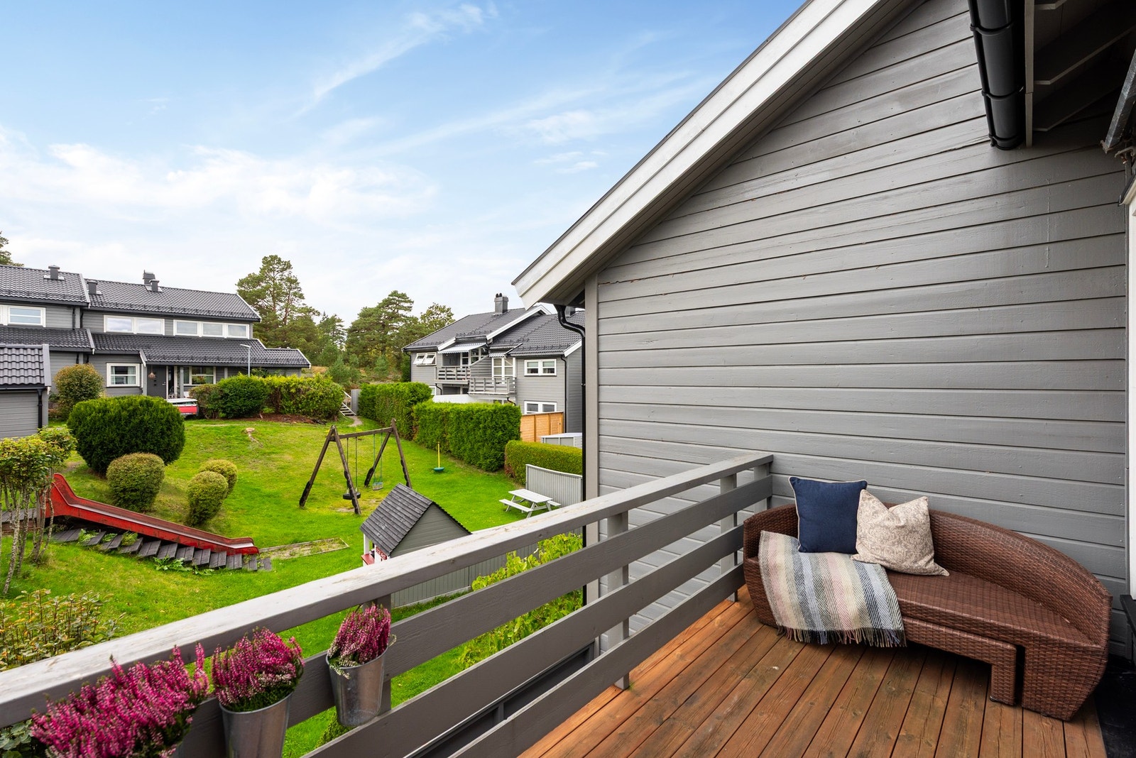 Vestvendt balkong med gode solforhold, en fin forlengelse av stuen på sommerstid Galleribilde