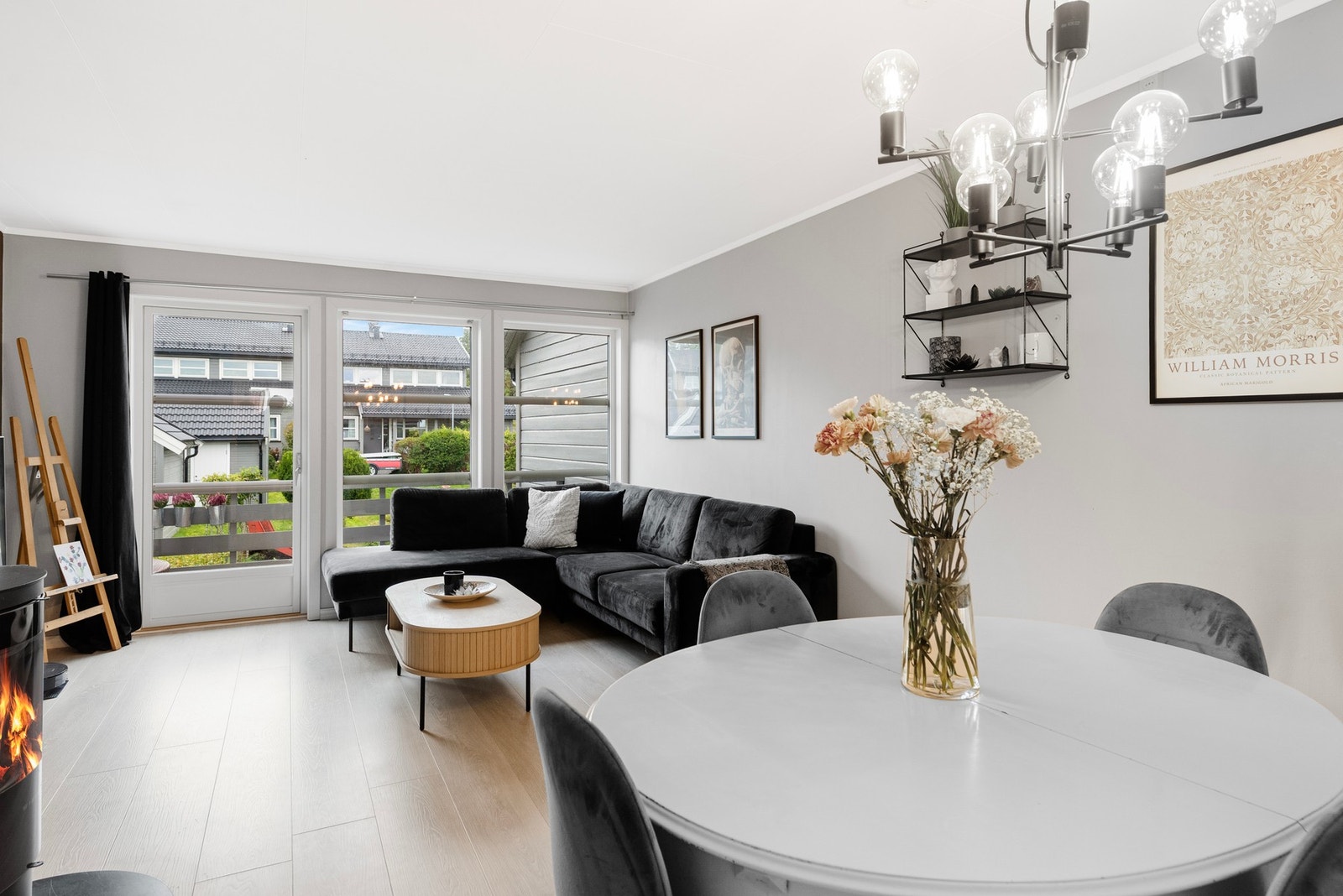 Lys og romslig stue med god plass til både sofagruppe og spisebord - perfekt for hverdagsliv og sosiale sammenkomster Galleribilde