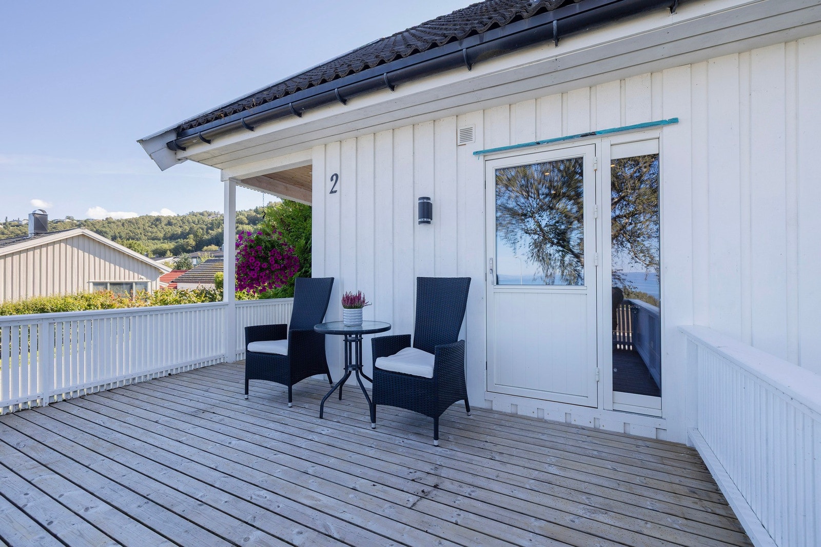 Terrassen strekker seg fra inngangspartiet og rundt huset. Galleribilde