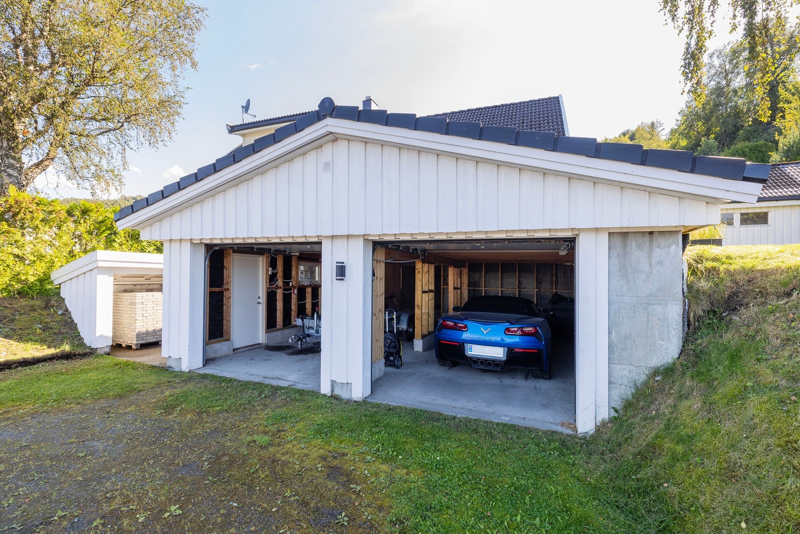 Stor garasje med plass til to biler. Galleribilde