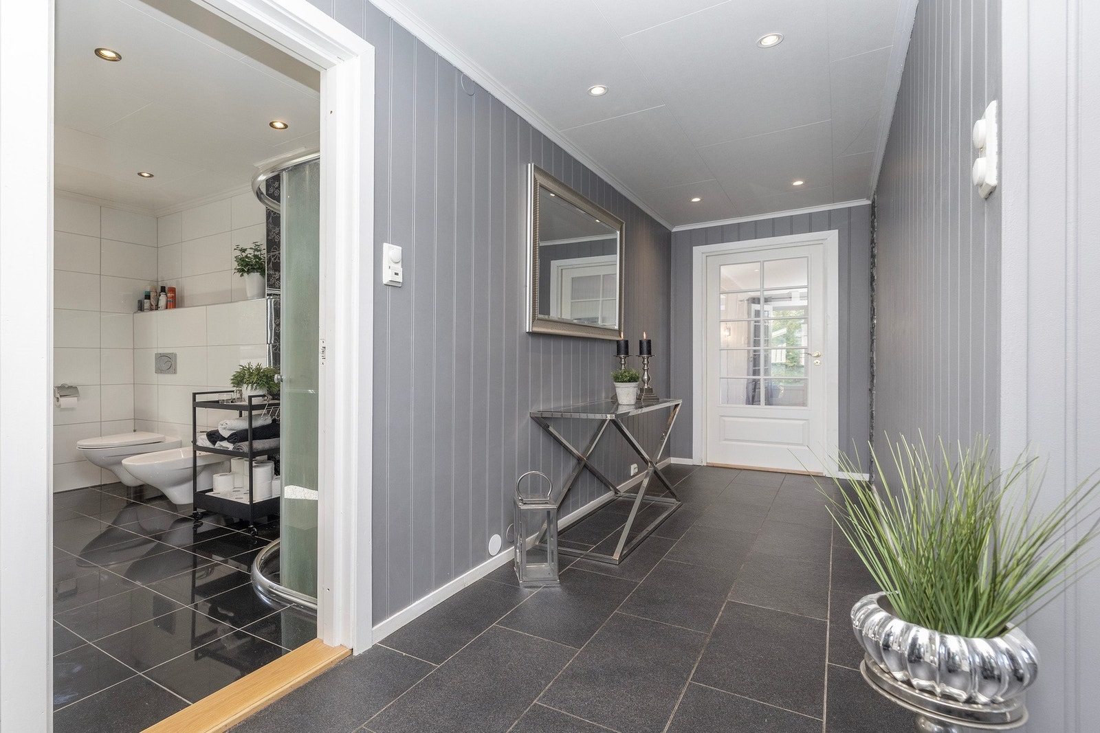 Gang i tilknytning til inngangspartiet. Til venstre finner vi badet. Galleribilde