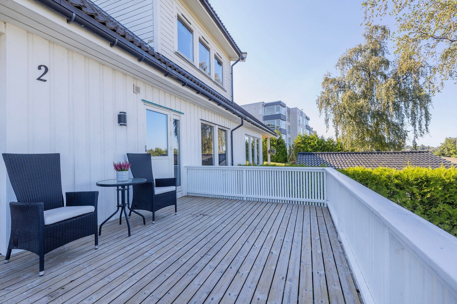 På kveldstid kommer solen fram, og man kan nyte sola som går ned på andre siden av fjorden. Galleribilde