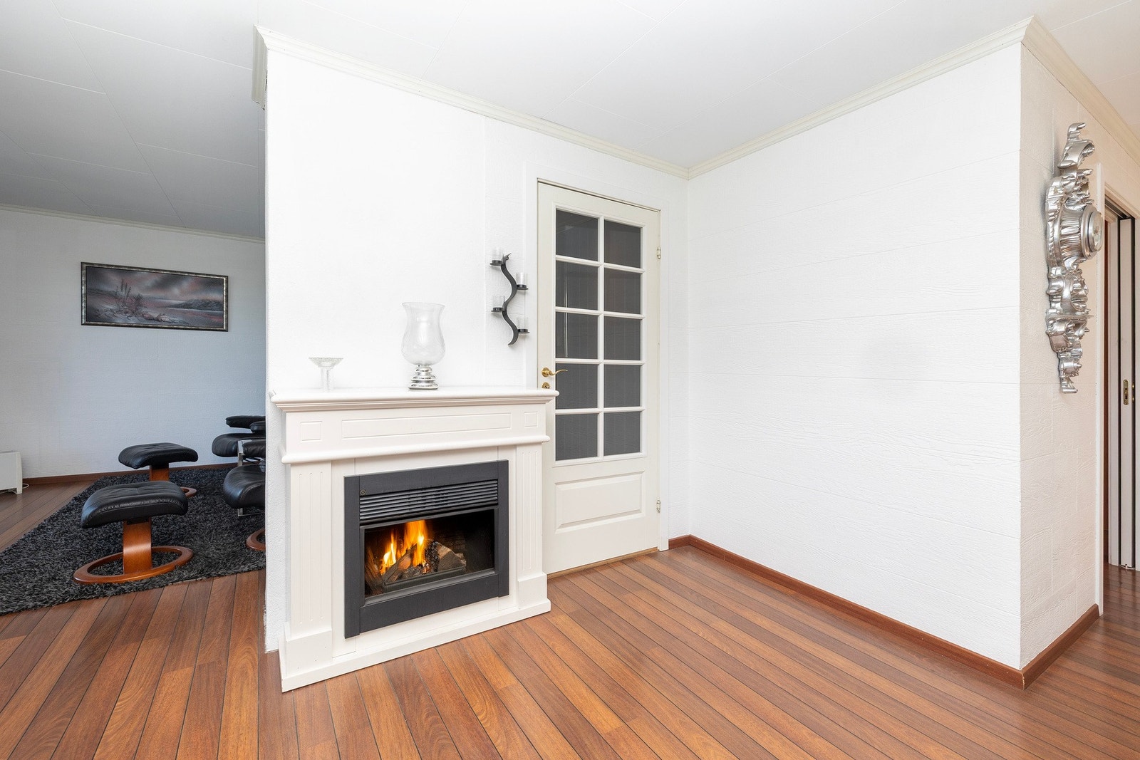 Peisen i stuen sikrer god oppvarming, samt en lun og behagelig stemning i stuen. Galleribilde